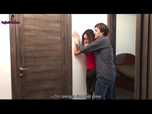❤️ Sexy makelaar rukt sensueel haar poesje en neukt terwijl ze haar appartement verkoopt - Krempai Sluts at us