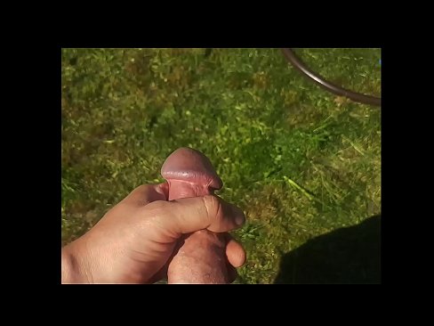 ❤️ Hete hottie laat zich in haar roze kutje neuken en spuitend klaarkomen in een zomerse tuin Sluts at us
