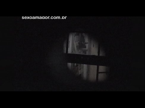 ❤️ Blondie wordt stiekem gefilmd door een voyeur uit de buurt, verstopt achter holle bakstenen Sluts at us